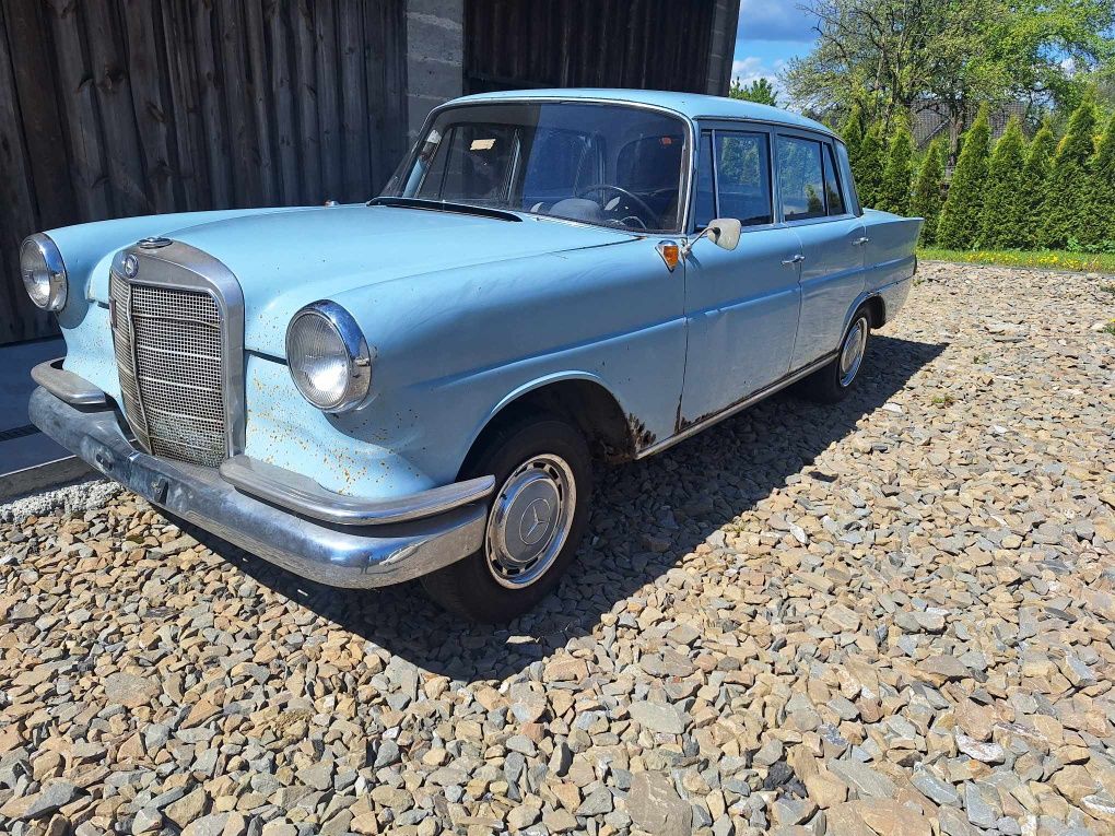 Zabytkowy mercedes w110 skrzydlak 1-szy lakier