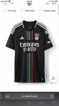 Vendo tshirt benfica preta tamanho M  oficial loja SLB