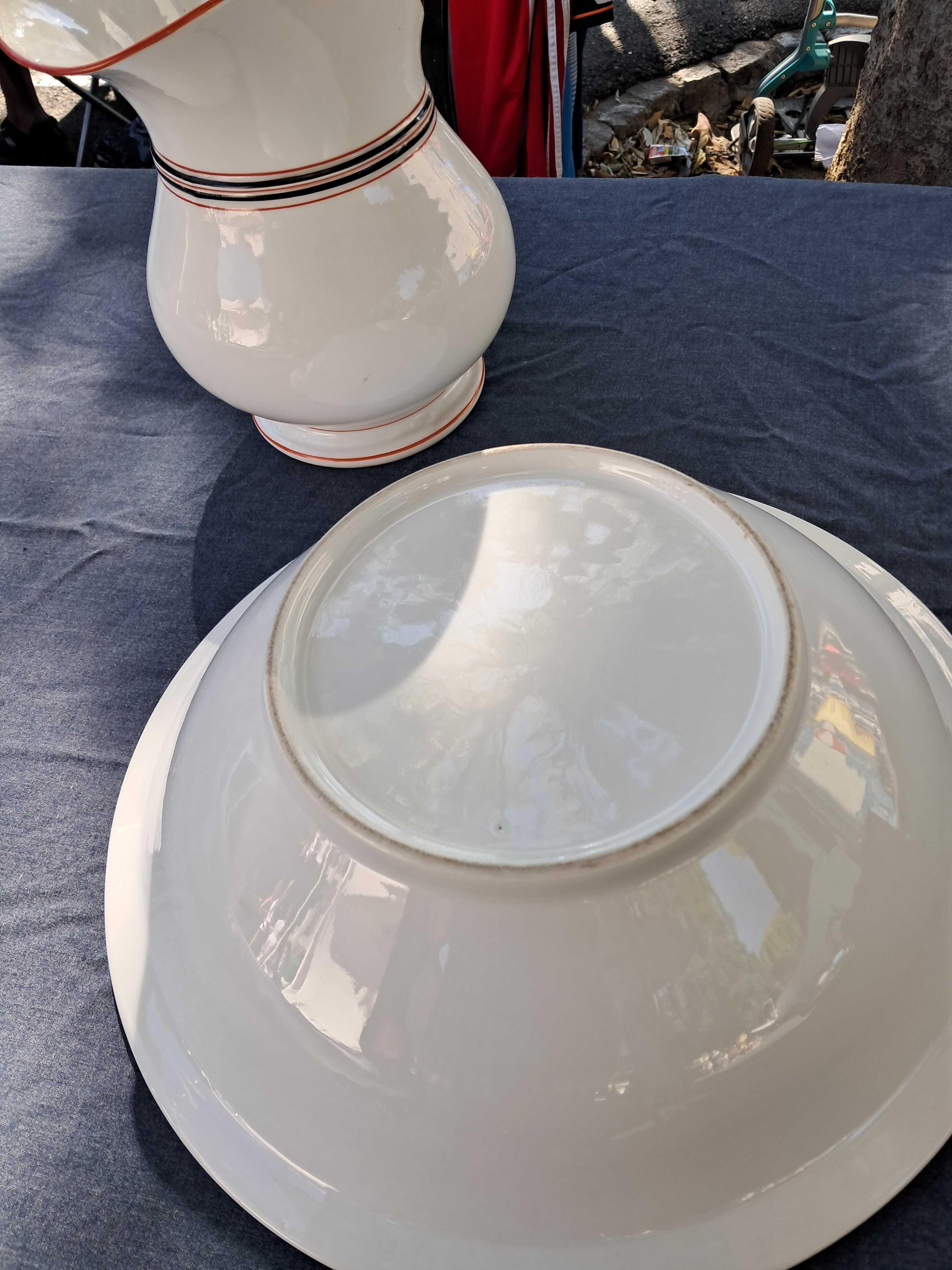 Conjunto de pia e jarro