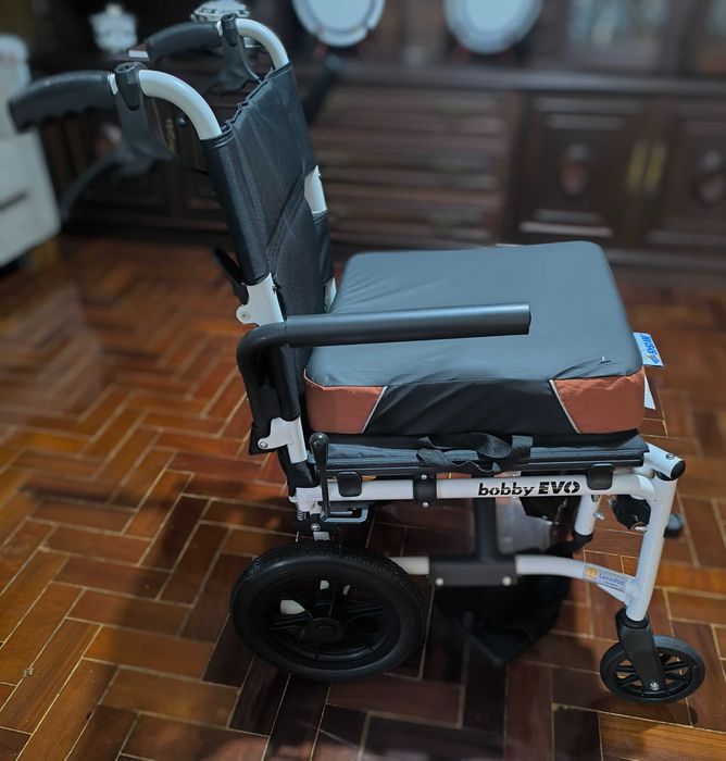 Cadeira de rodas, braços rebatíveis, com almofada anti escaras. Nova.