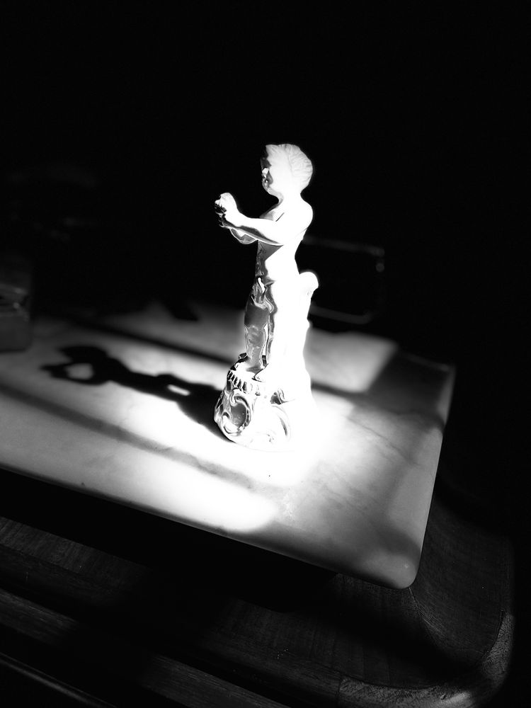 Pequena estatueta menino cerâmica