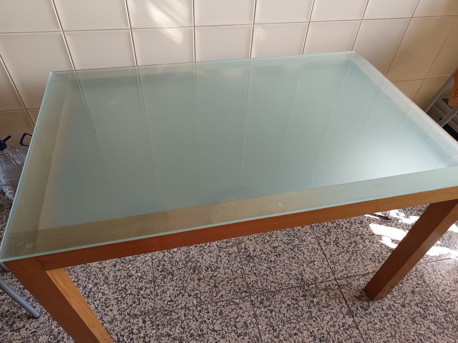 Mesa de cozinha com cadeiras e bancos