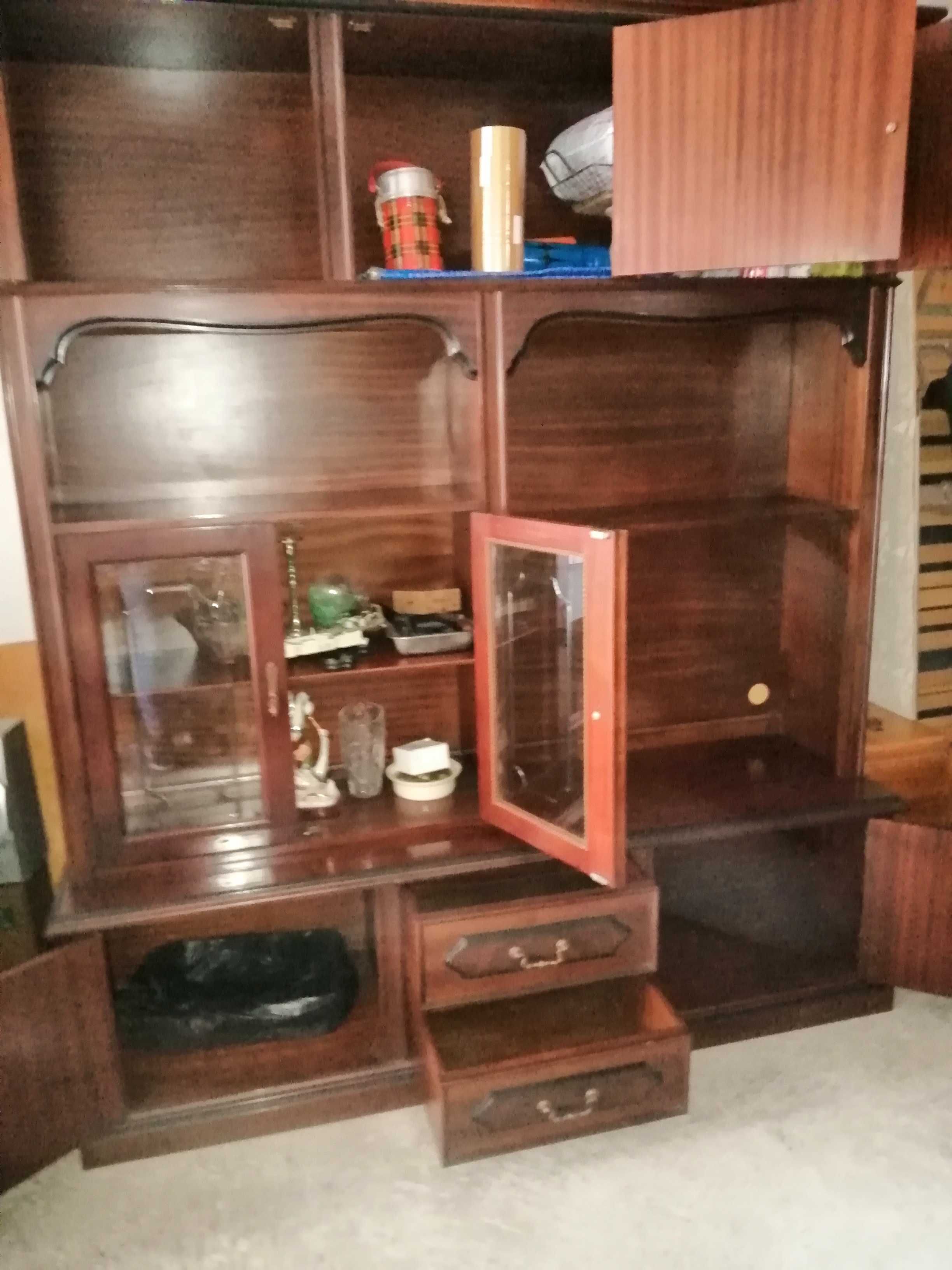 Móvel de sala  com 1 cristaleira