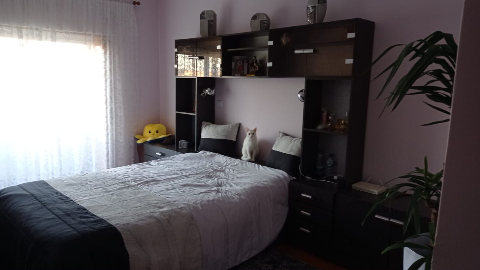 Cama de casal com mesas de cabeceira