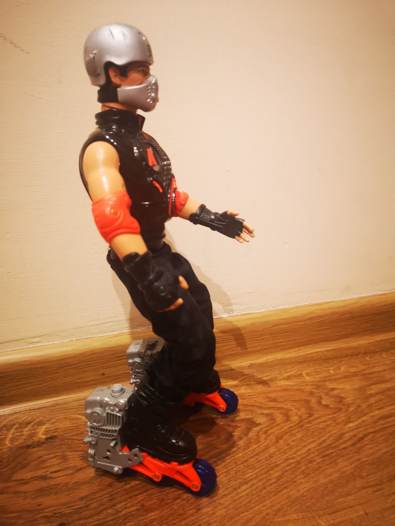 Hasbro Action Man roller skater, lalka figurka na rolkach z Action Man