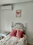 Quarto de solteiro incluindo cama, colchão, mesa de cabeceira e cómoda