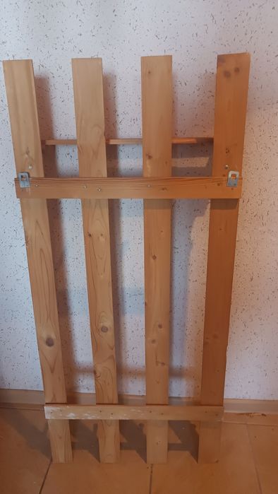 Wieszak drewniany mną ubrania do przedpokoju