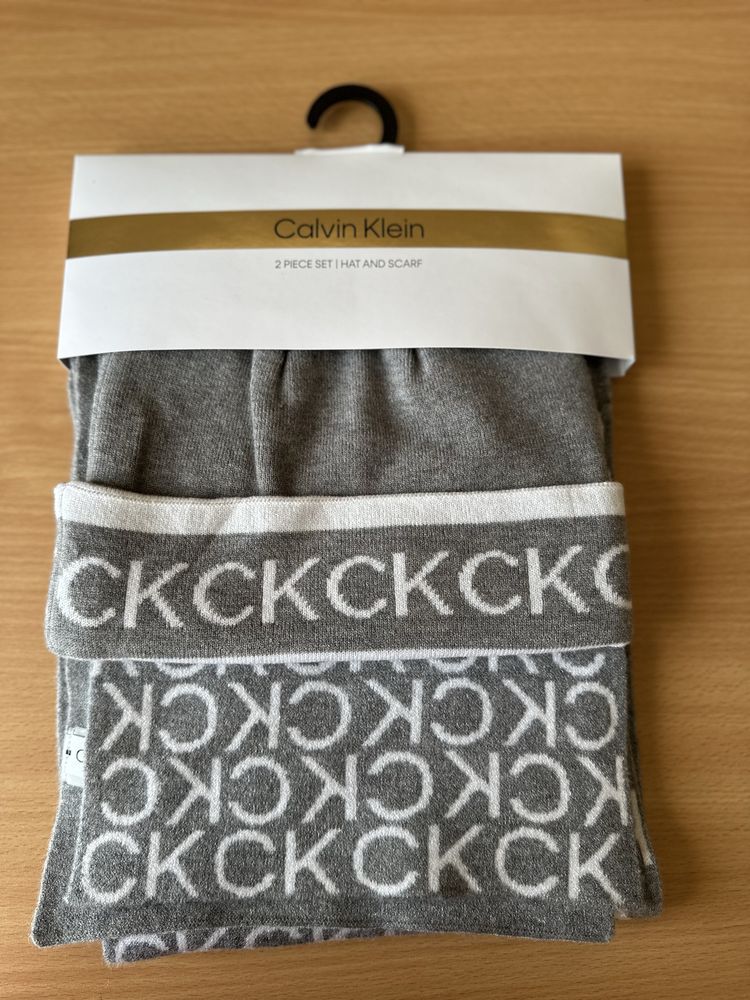 Шапка і шарф Calvin Klein.