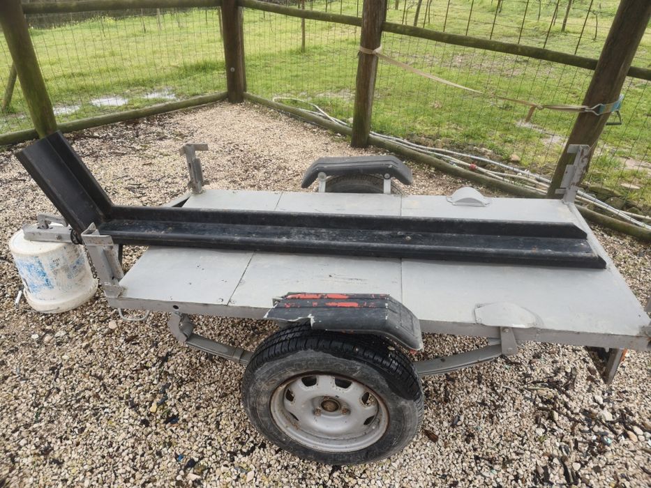 Atrelado de carga e com calha de moto