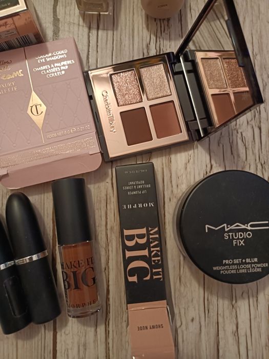 Podkład, cienie, zestaw kosmetyków