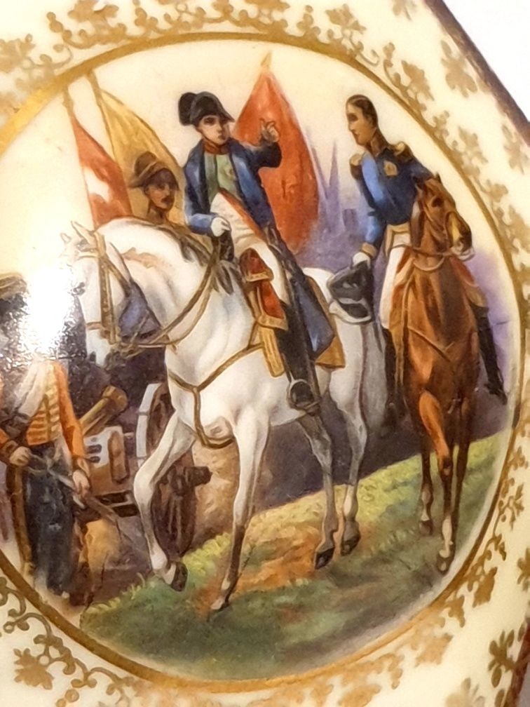 Antiga caixa em porcelana francesa com pintura à lupa - Napoleão