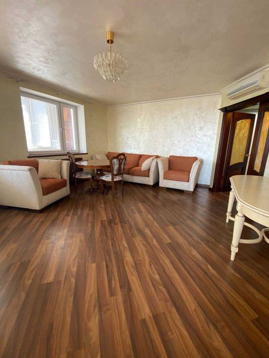 Продам двоповерхову квартиру з видом на р. Дніпро в центрі