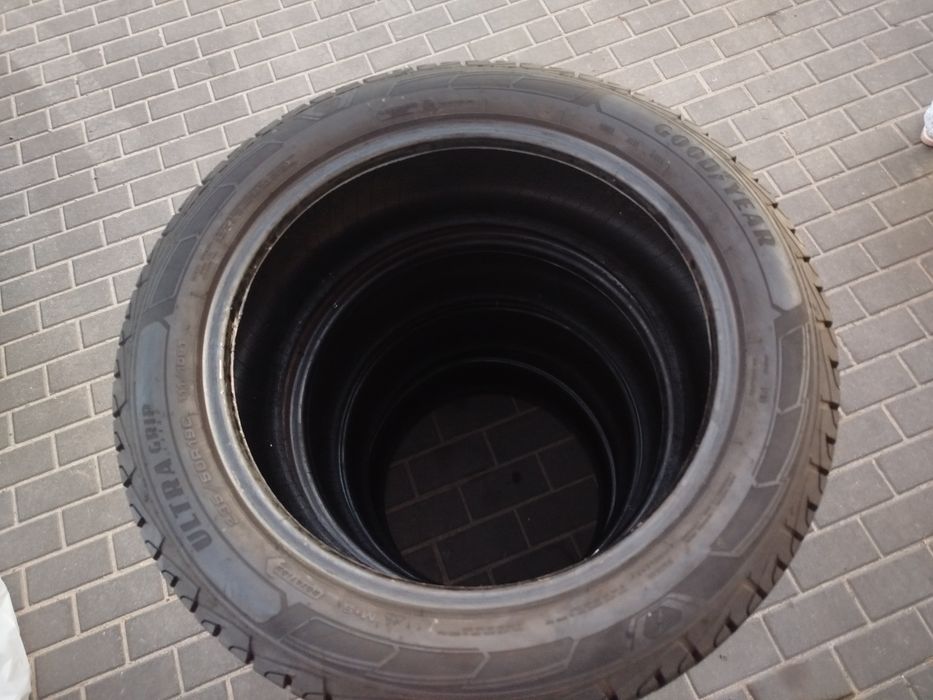 Komplet opon zimowych dostawcze ciężarowe Goodyear 235/50/19C