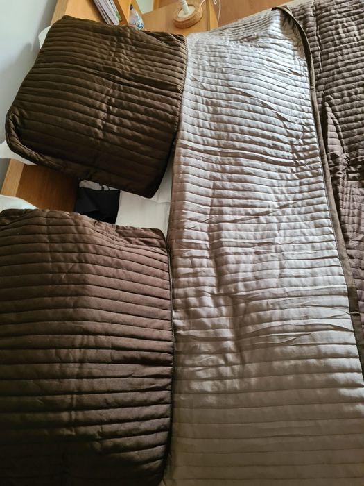 Vendo colcha de cama castanha e 2 forinhas