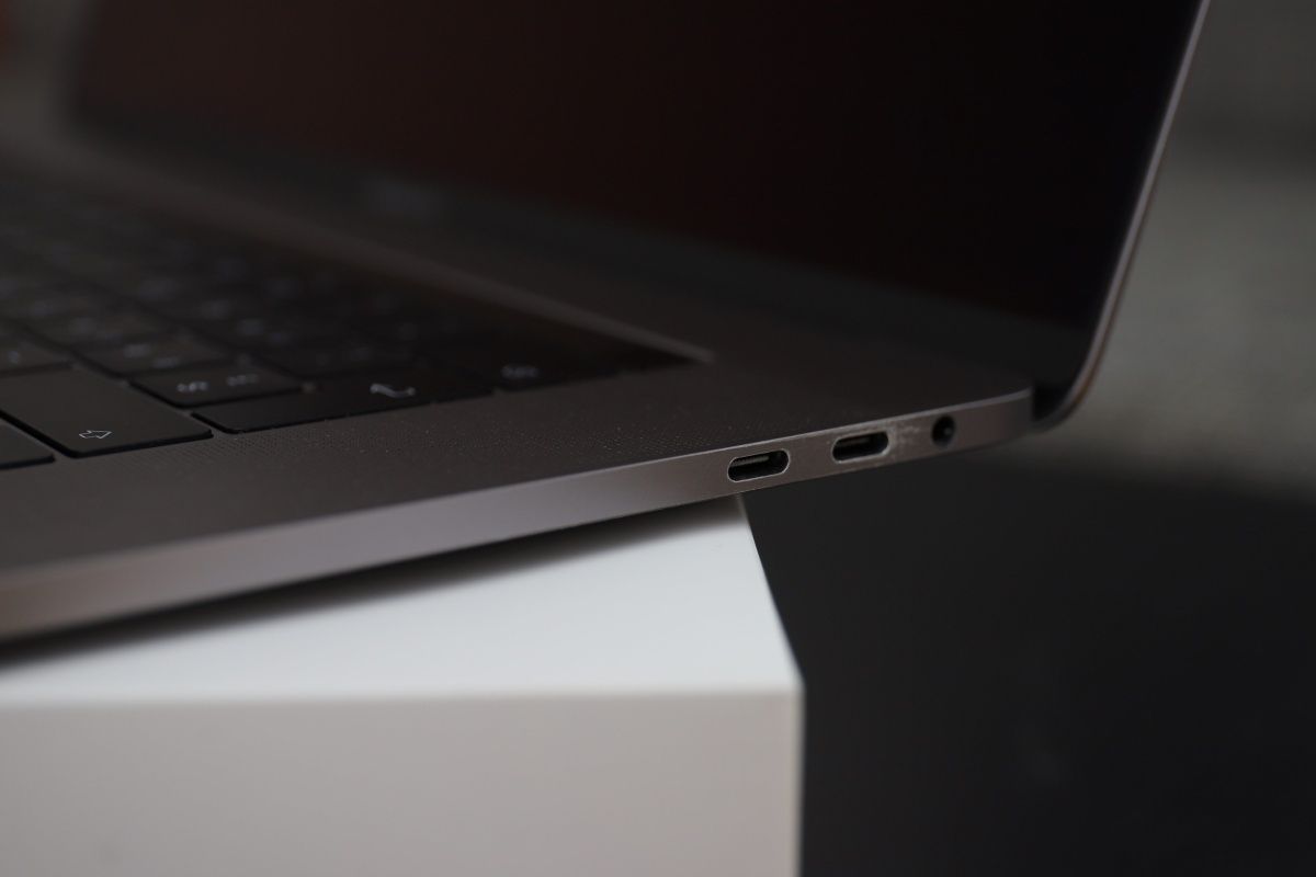 Ноутбук фотографа дизайнера MacBook Pro 15 i7/16Gb/2Tb