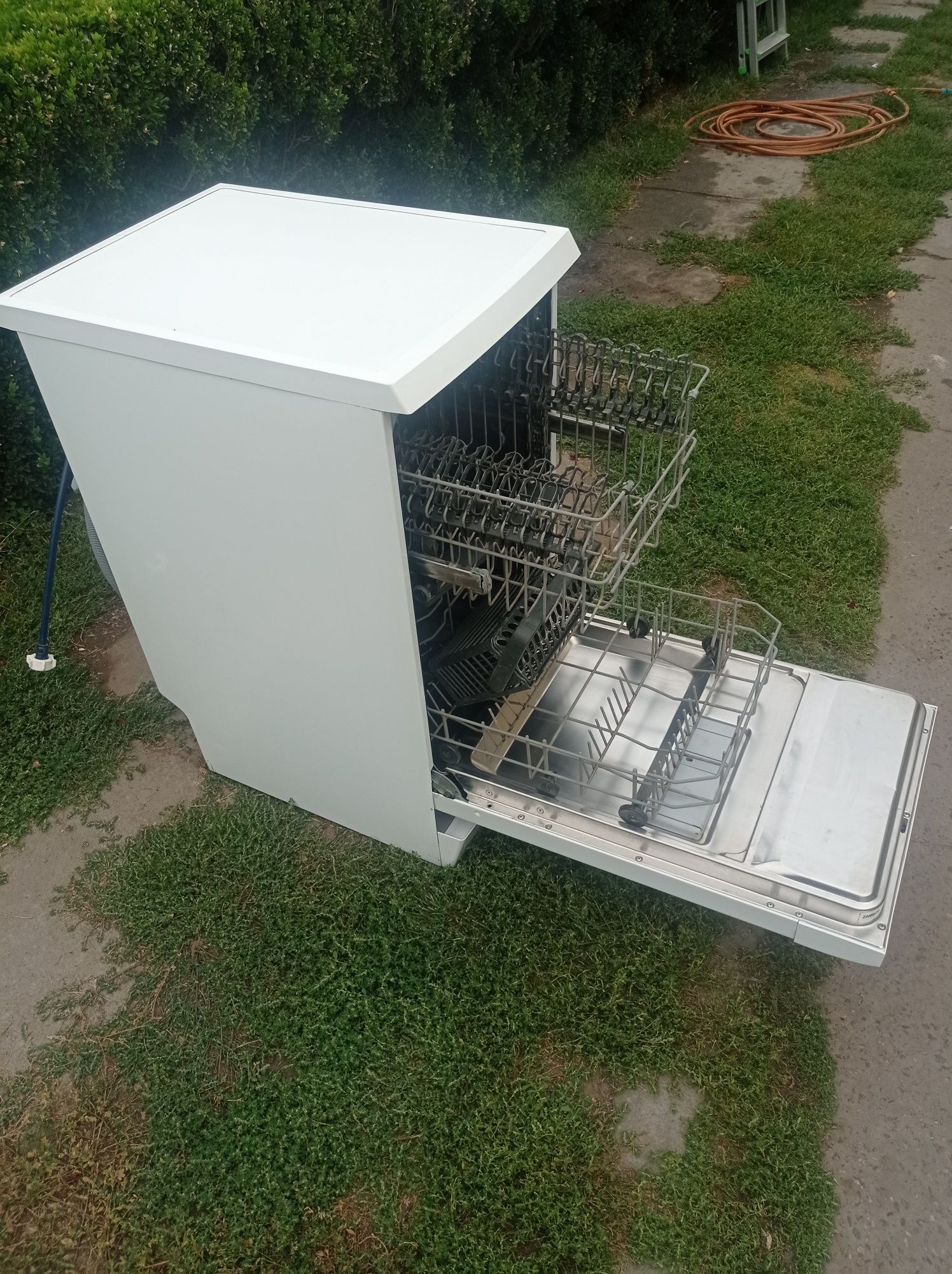Посудомийка zanussi