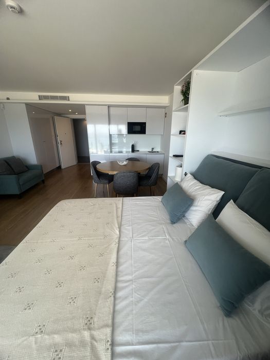 Apartamento na 1.ª linha com garagem e piscina