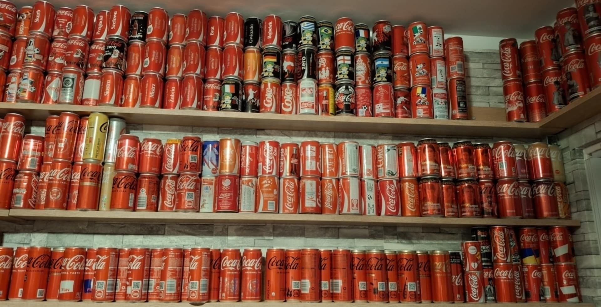 Kolekcja puszek coca cola