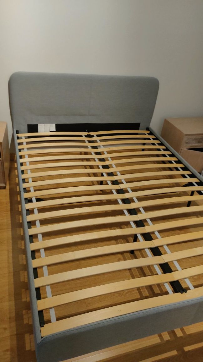 Cama 140x200 quase nova com colchão e cabeceira