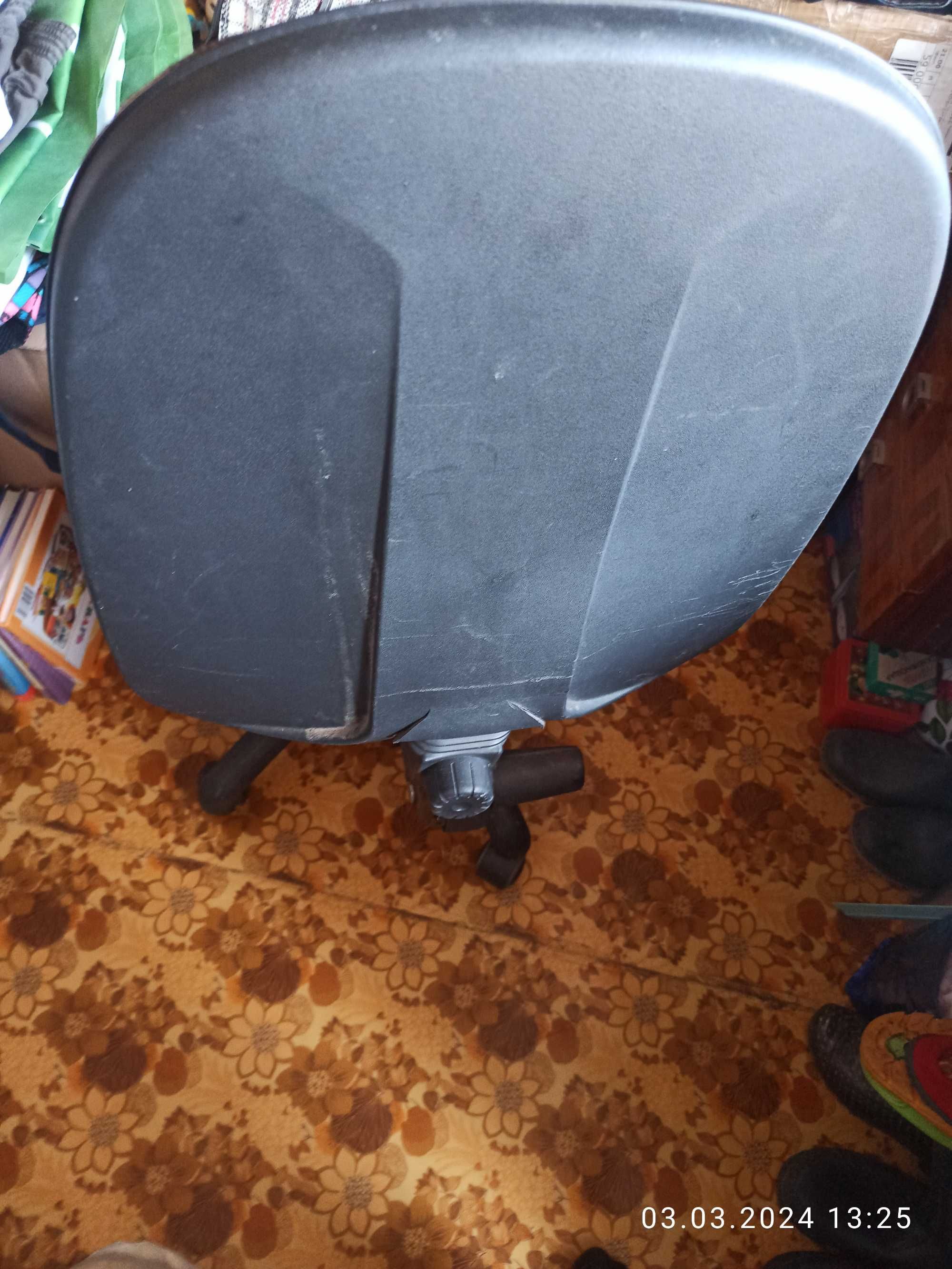 компьютерное кресло, крестовину в сборе, спинку стула и крестовину