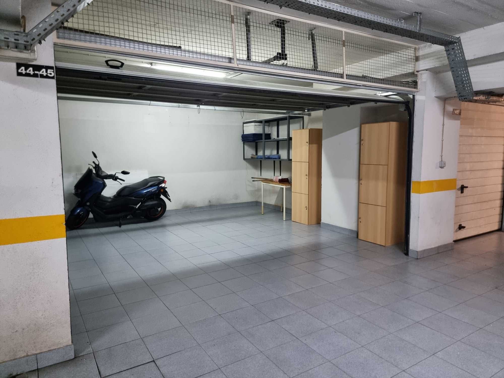 Garagem a 150 m da estação da reboleira