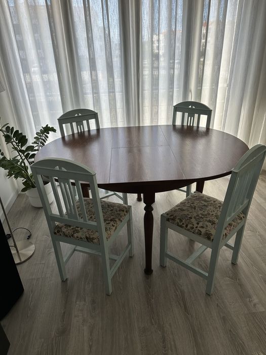 Mesa de sala com 5 cadeiras