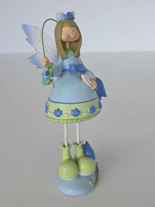 Figura Decorativa Fada Azul com Flores – Resina Pintada à Mão