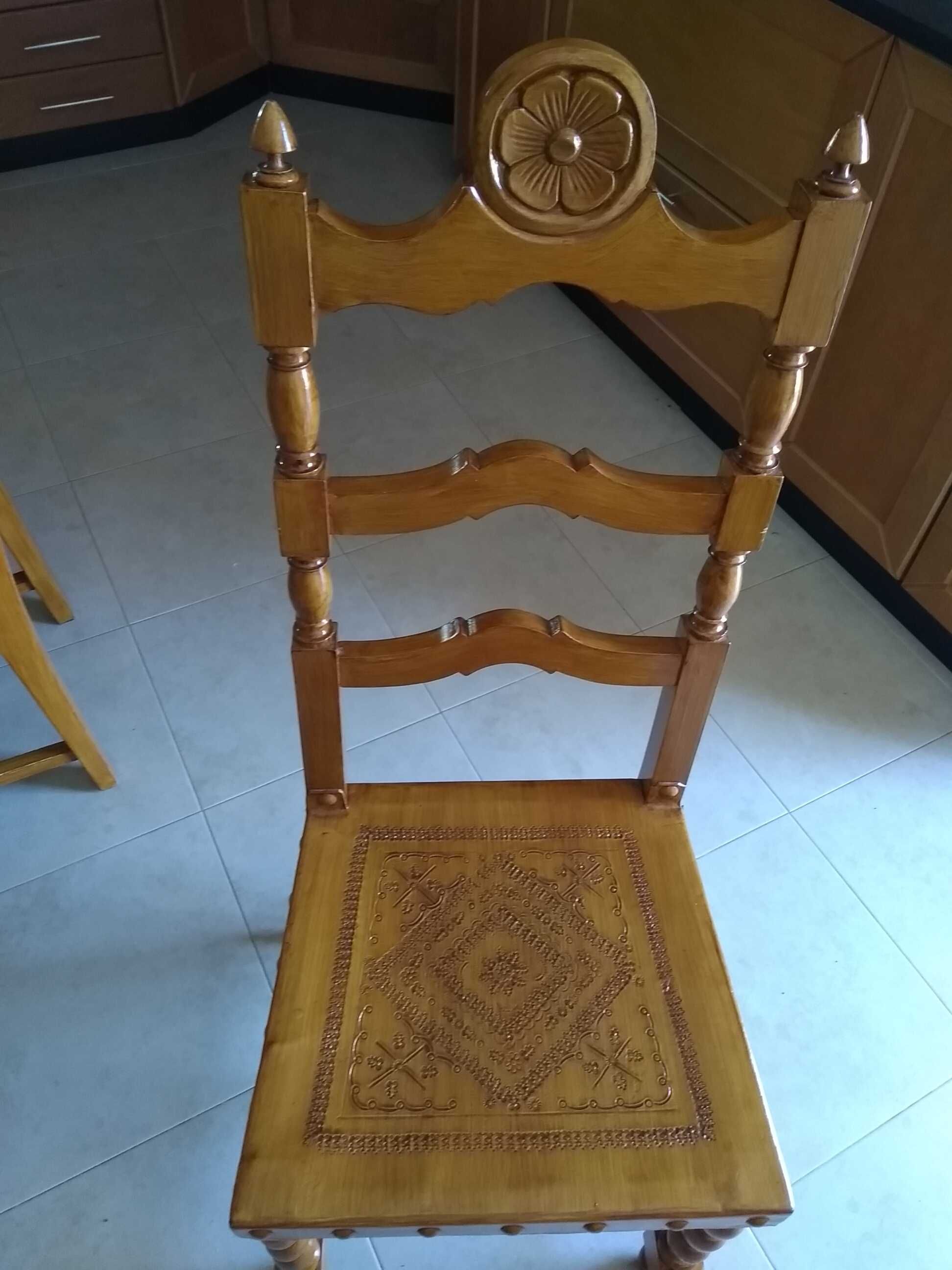 Conjunto de Mesa e Cadeiras em couro