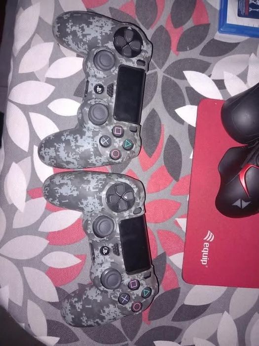 Playstation 4 c/suporte vertical, jogos e comandos.