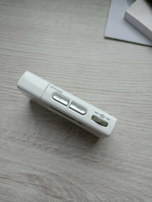 Odtwarzacz MP3 Creative MuVo V100 o pojemności 1GB