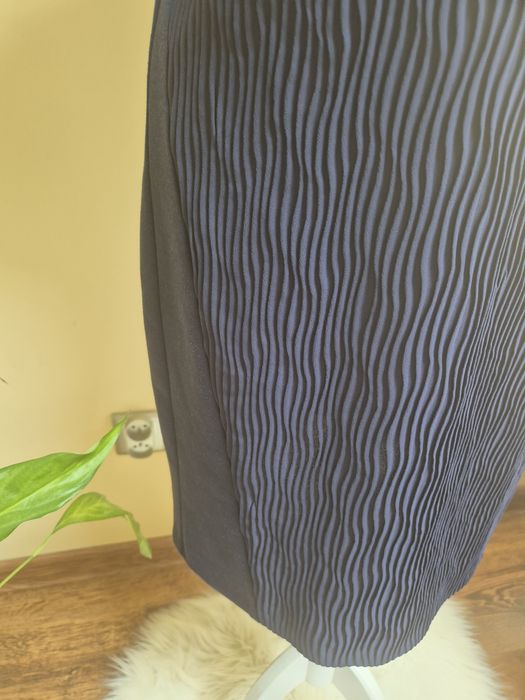 Elegancka klasyczna sukienka dopasowana Reserved  dekoldV granat 36