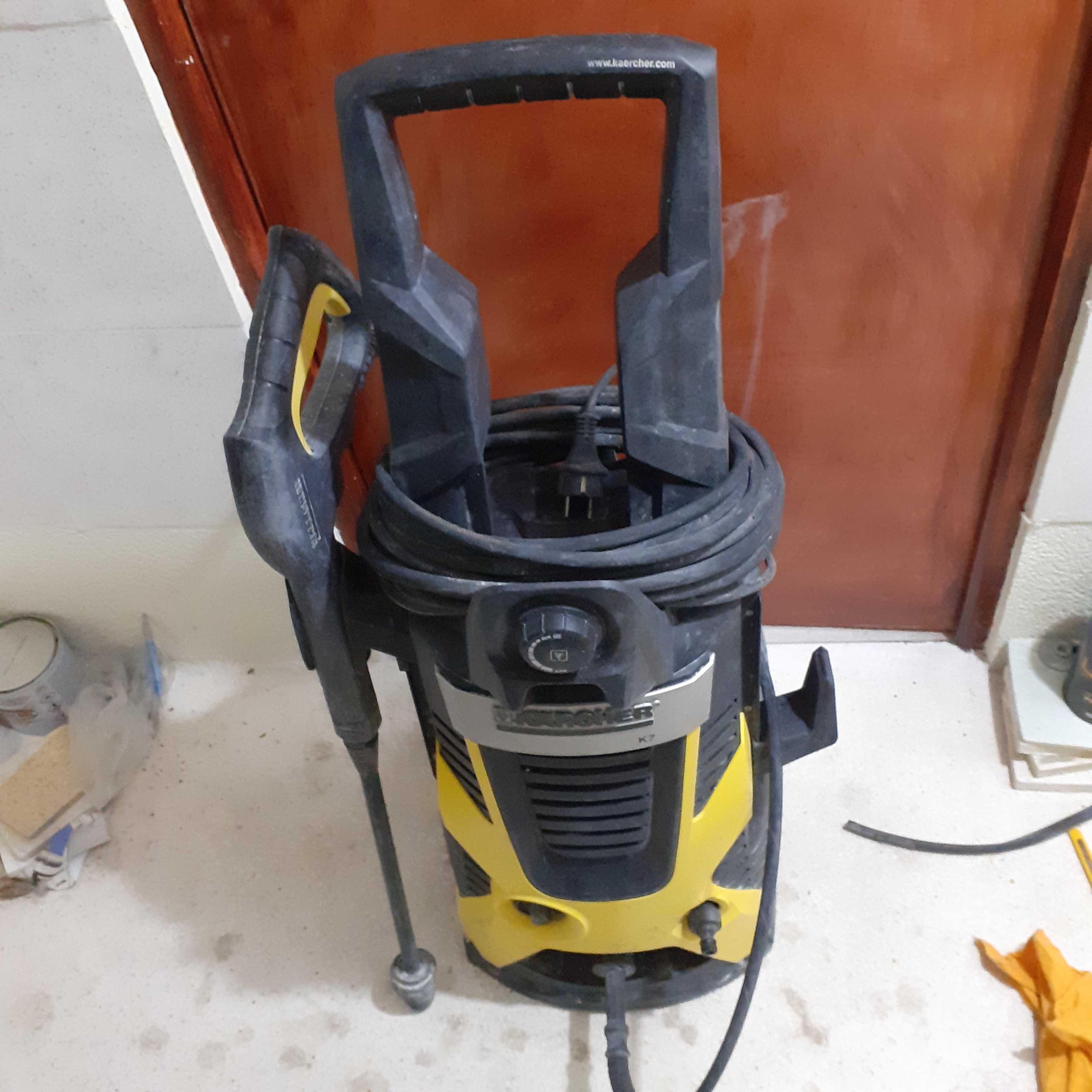 Maquina de pressão muito forte, e de boa marca, inclui mangueira.