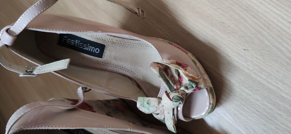 Sapatos de salto alto (cunha)