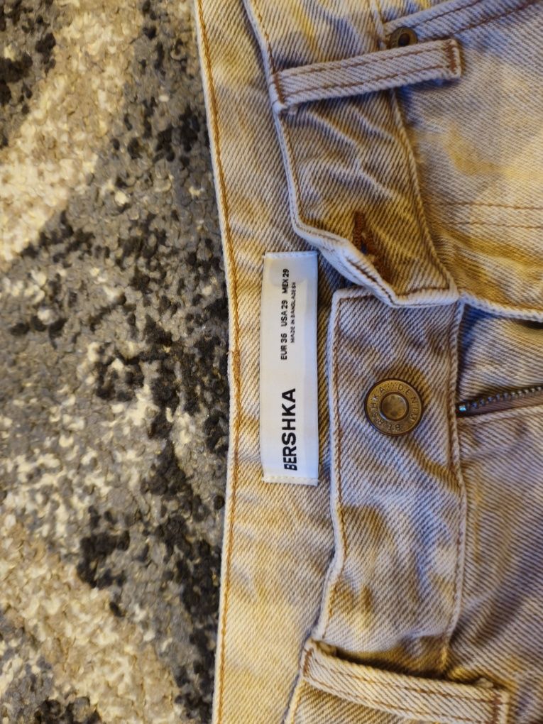 Шорты Bershka бежевые