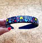 Bandolete azul forte com padrão multicolorido para criança