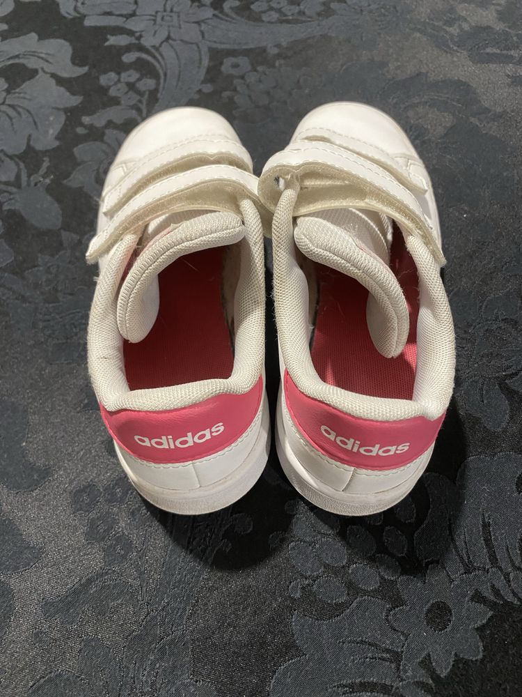 Vendo sapatilhas adidas menina