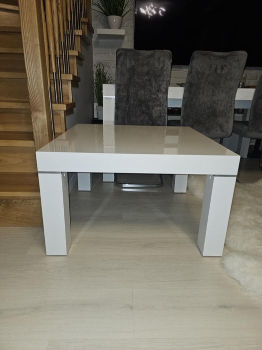 Stół stolik Hubertus biały połysk Salon i wygodne krzesła