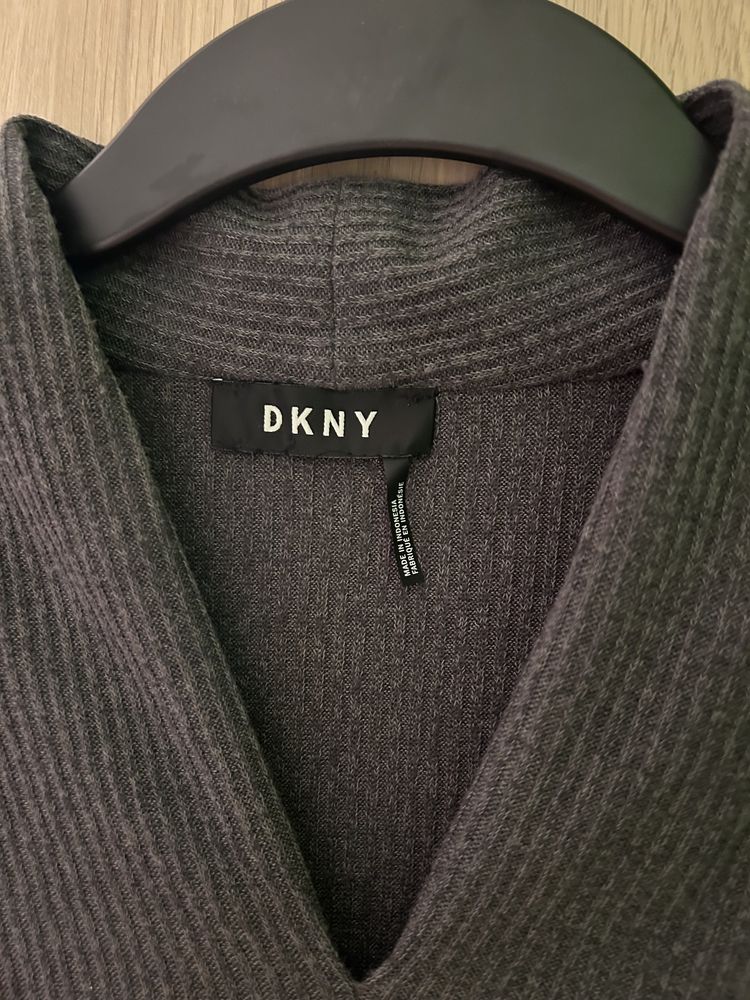 Sweter w serek DKNY