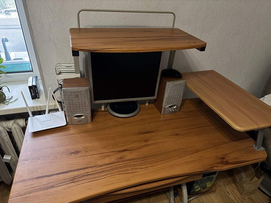 Компʼютерний стіл