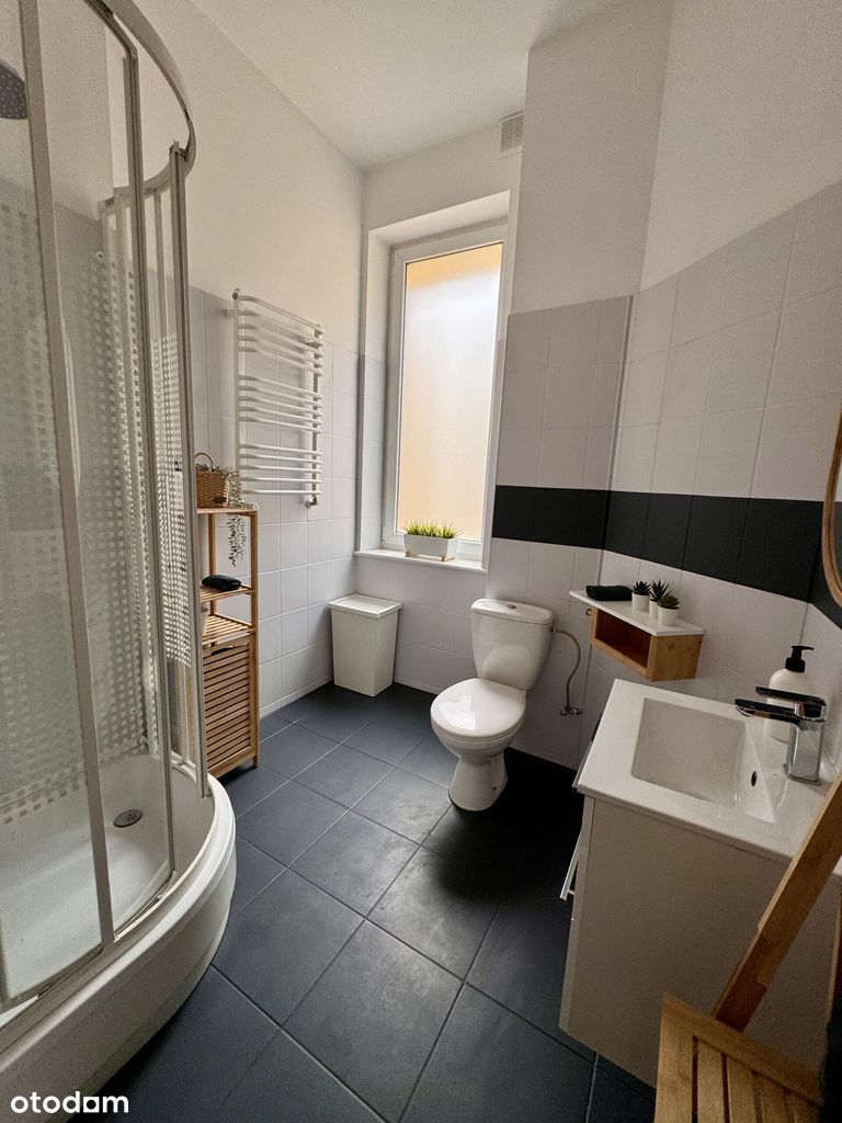 Przestronny, w pełni urządzony apartament w centru