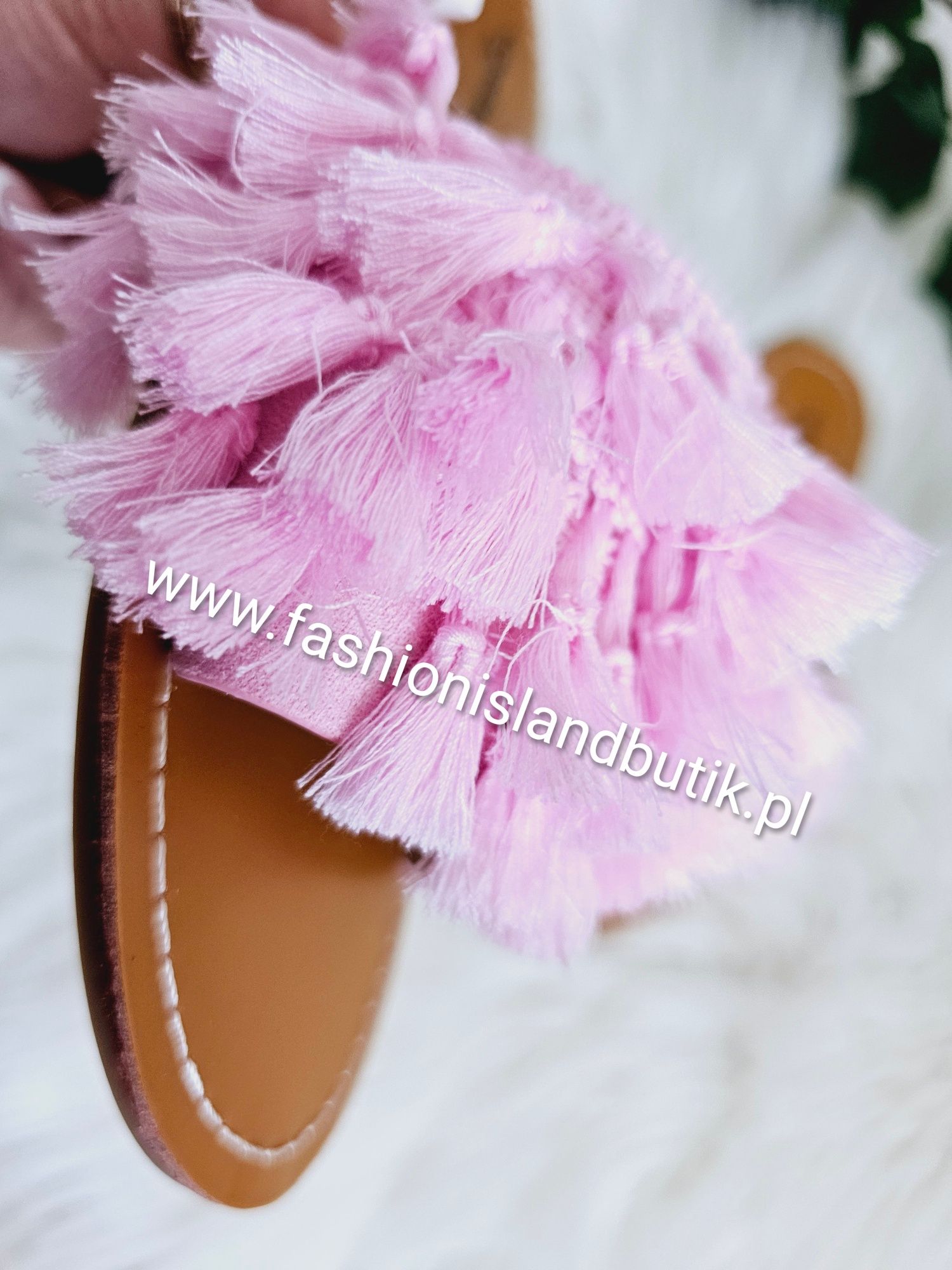 Klapki boho różowe z frędzlami
