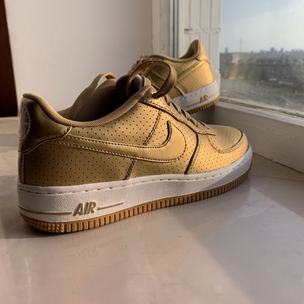 Женские кроссовки Nike Air Force 1 LV8 Low gold