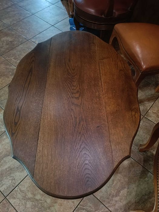 Stary stolik kawowy na ludwikowskich nogach