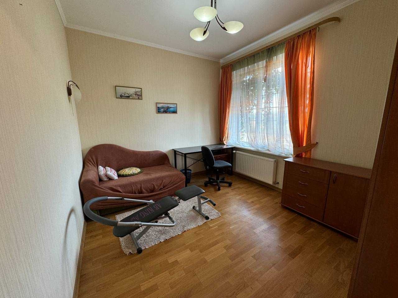 Сучасний будинок біля річки у Варварівці