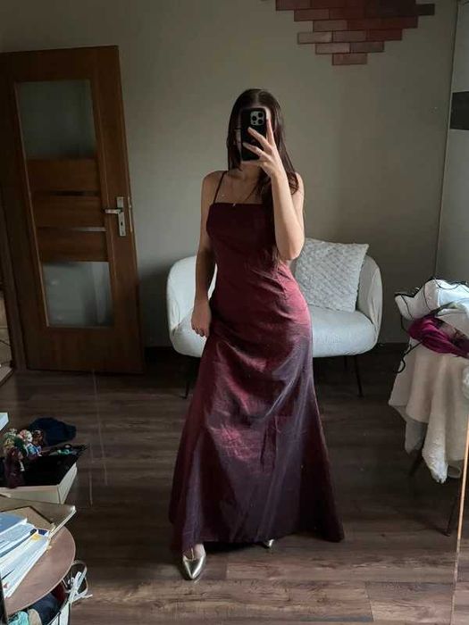 Bordowa sukienka maxi na ramiączkach studniówkowa balowa