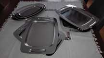 Conjunto de quatro travessas, novas, em Inox