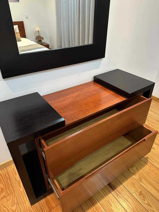 Excelente cómoda em madeira.