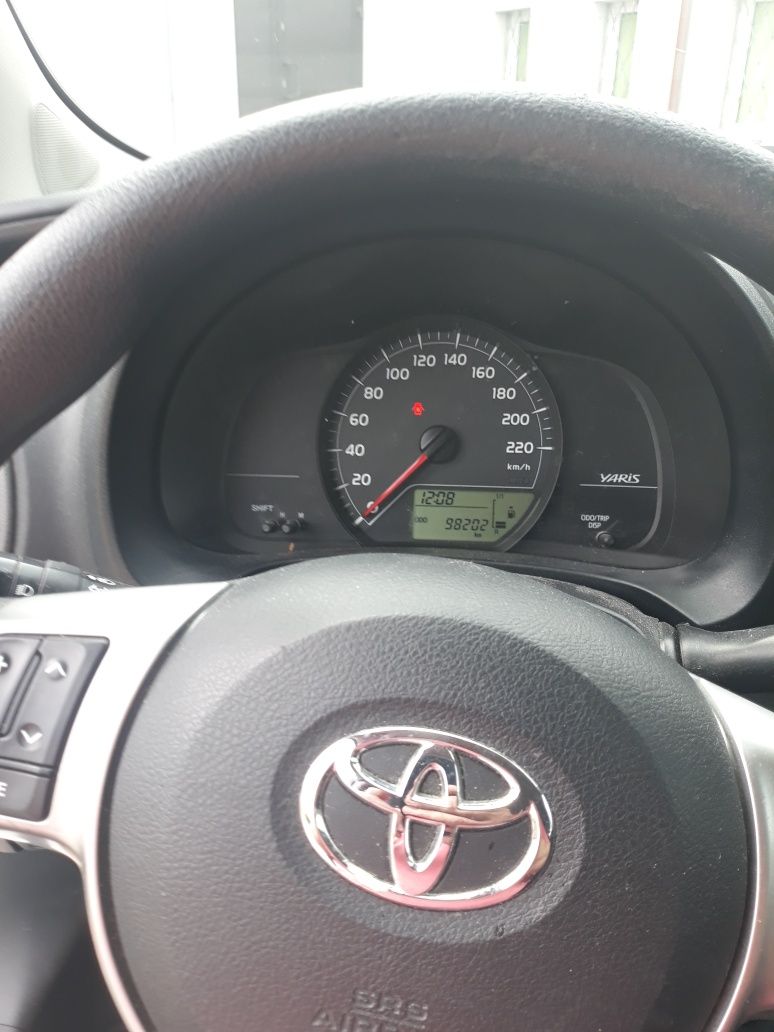 Toyota Yaris 1.0 benzyna 2012 rok.
