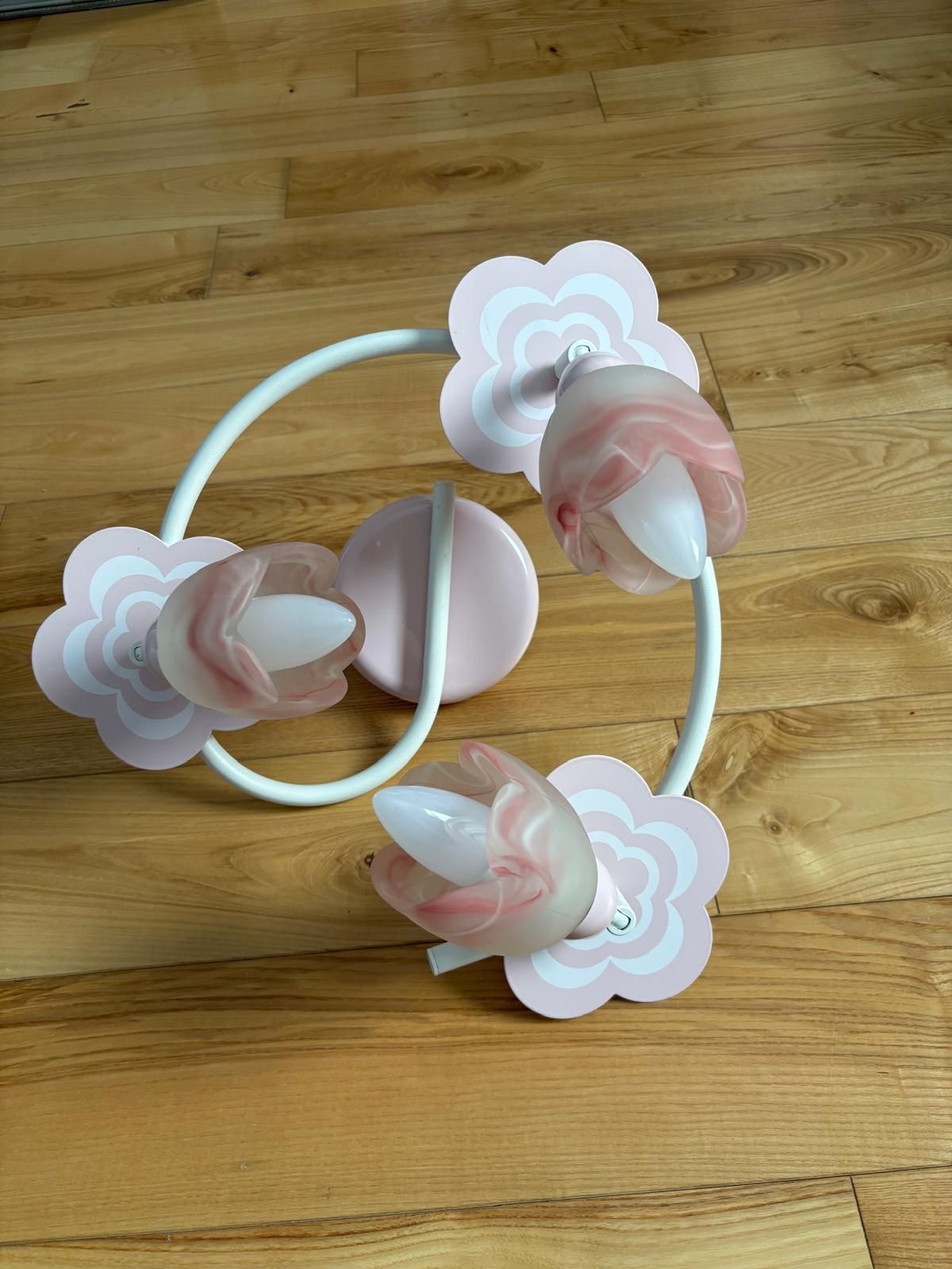 Lampa sufitowa do pokoju dziewczynki