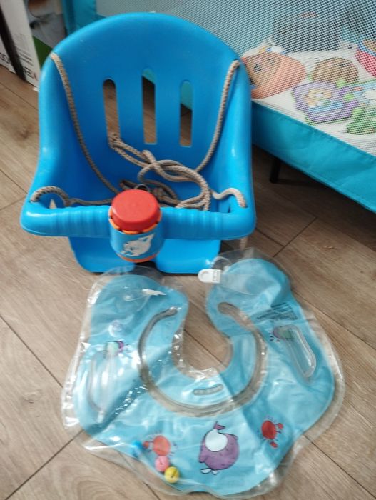 Гойдалка і круг для плавання